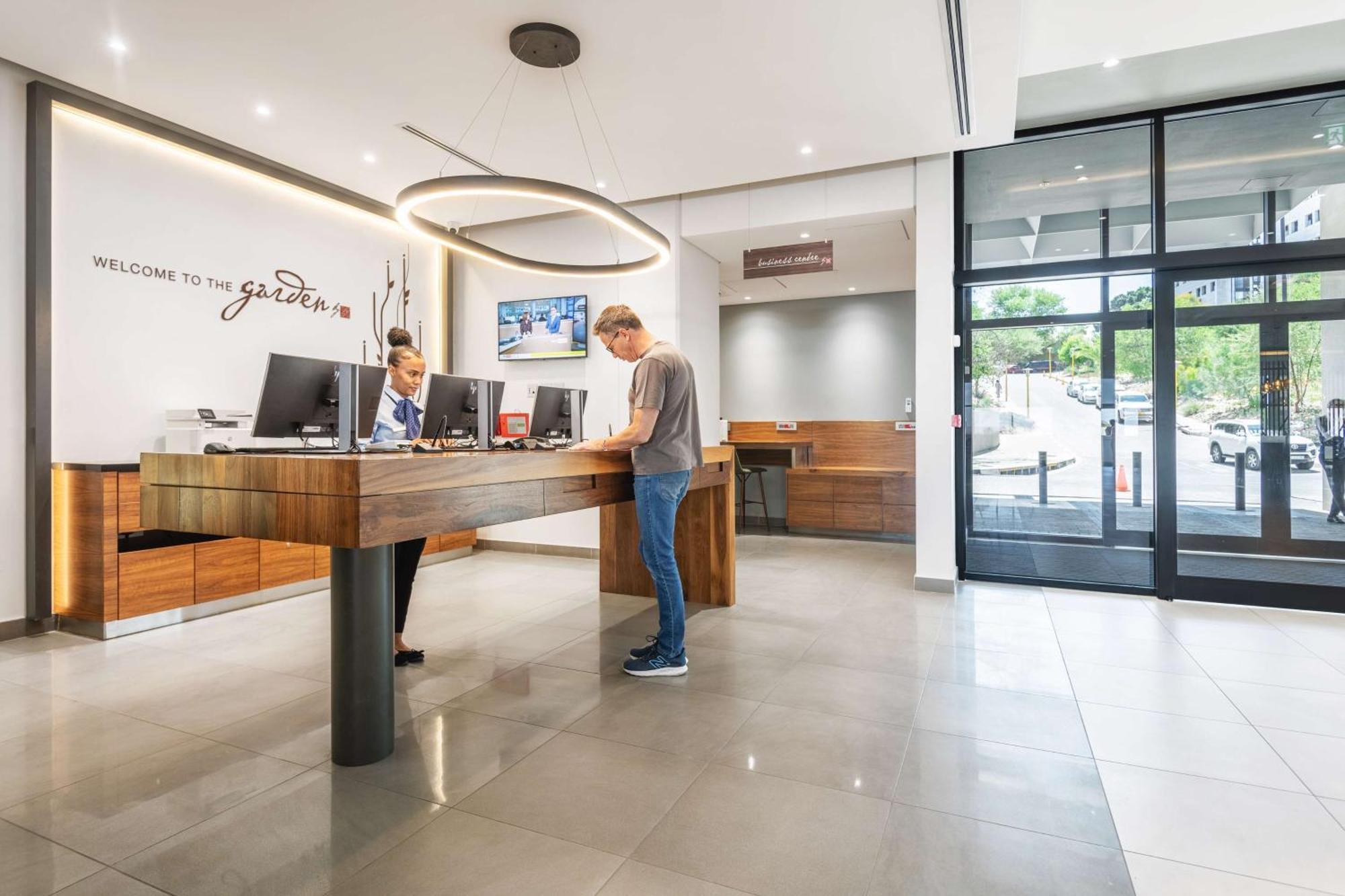 Hilton Garden Inn Windhoek Eksteriør billede